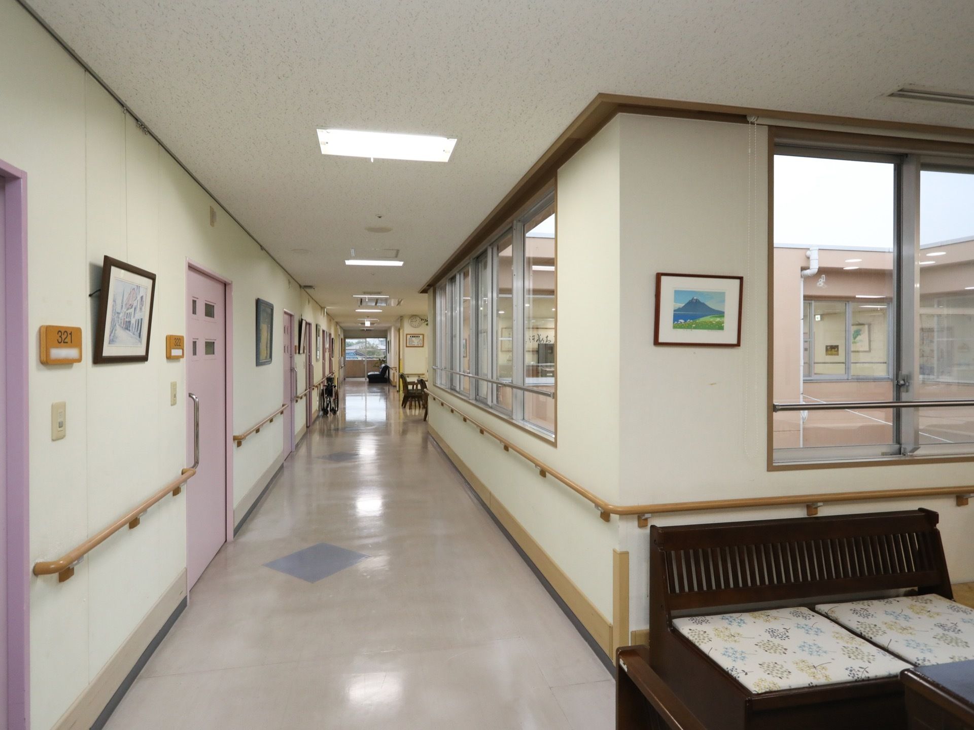 両側の壁に手すりの付いた廊下が伸びている。ところどころに椅子やテーブルセットが置かれた談話スペースが設けられている。