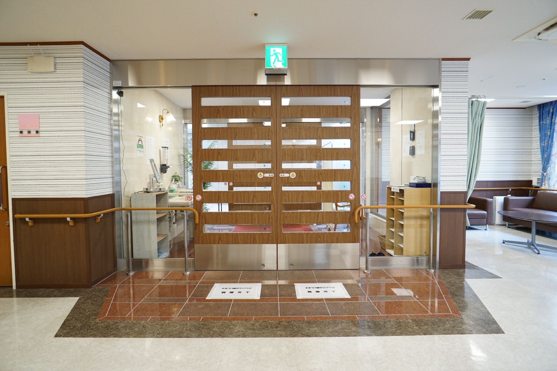 バリアフリー設計で段差のない玄関