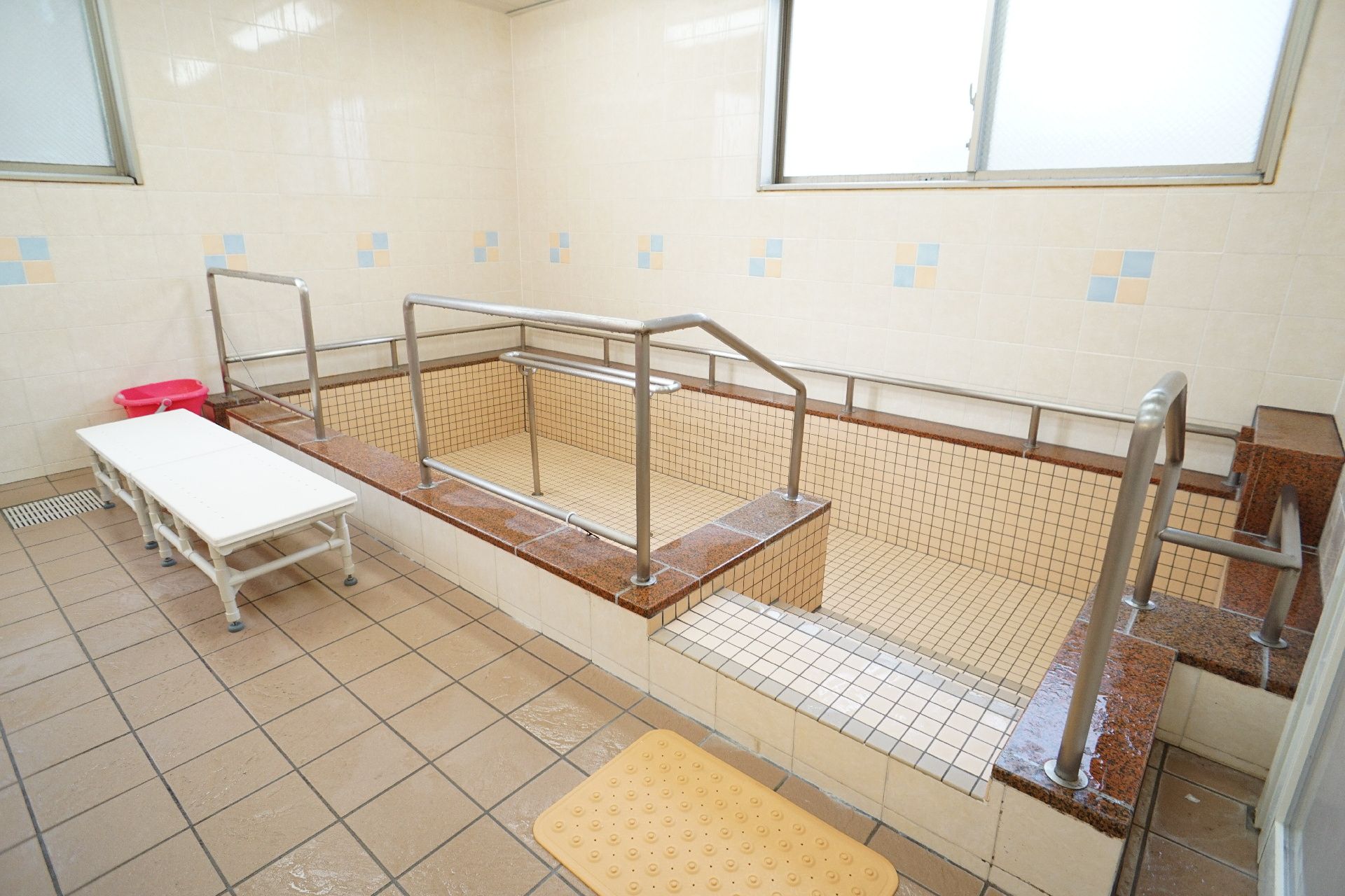 転倒防止のためにタイルが敷き詰めてある浴室