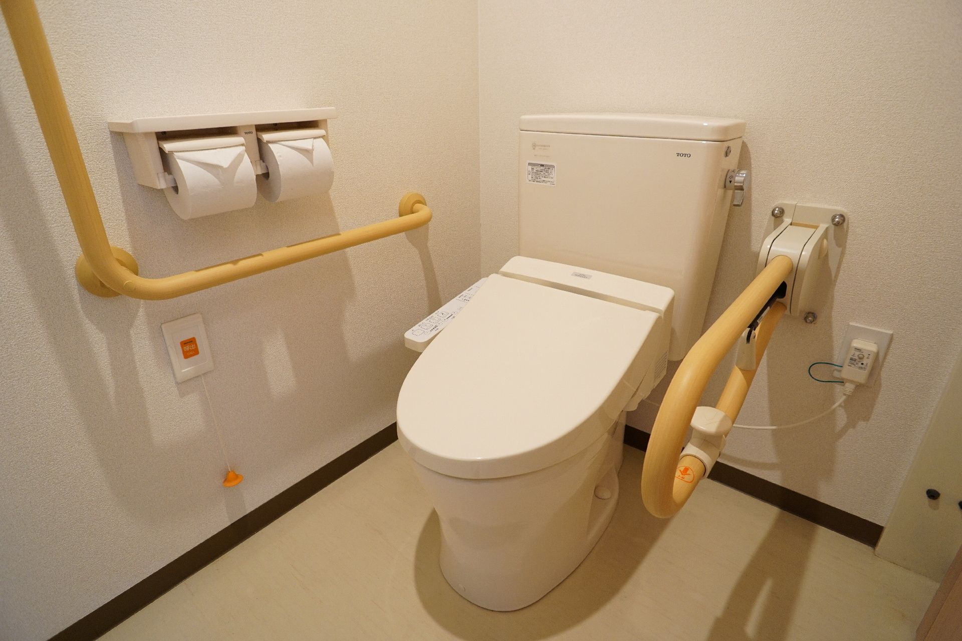 引き戸と手すりが取り付けられているトイレ