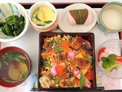 色鮮やかなちらしずしや茶わん蒸し、桜餅などが並んでいる季節の特別食の様子
