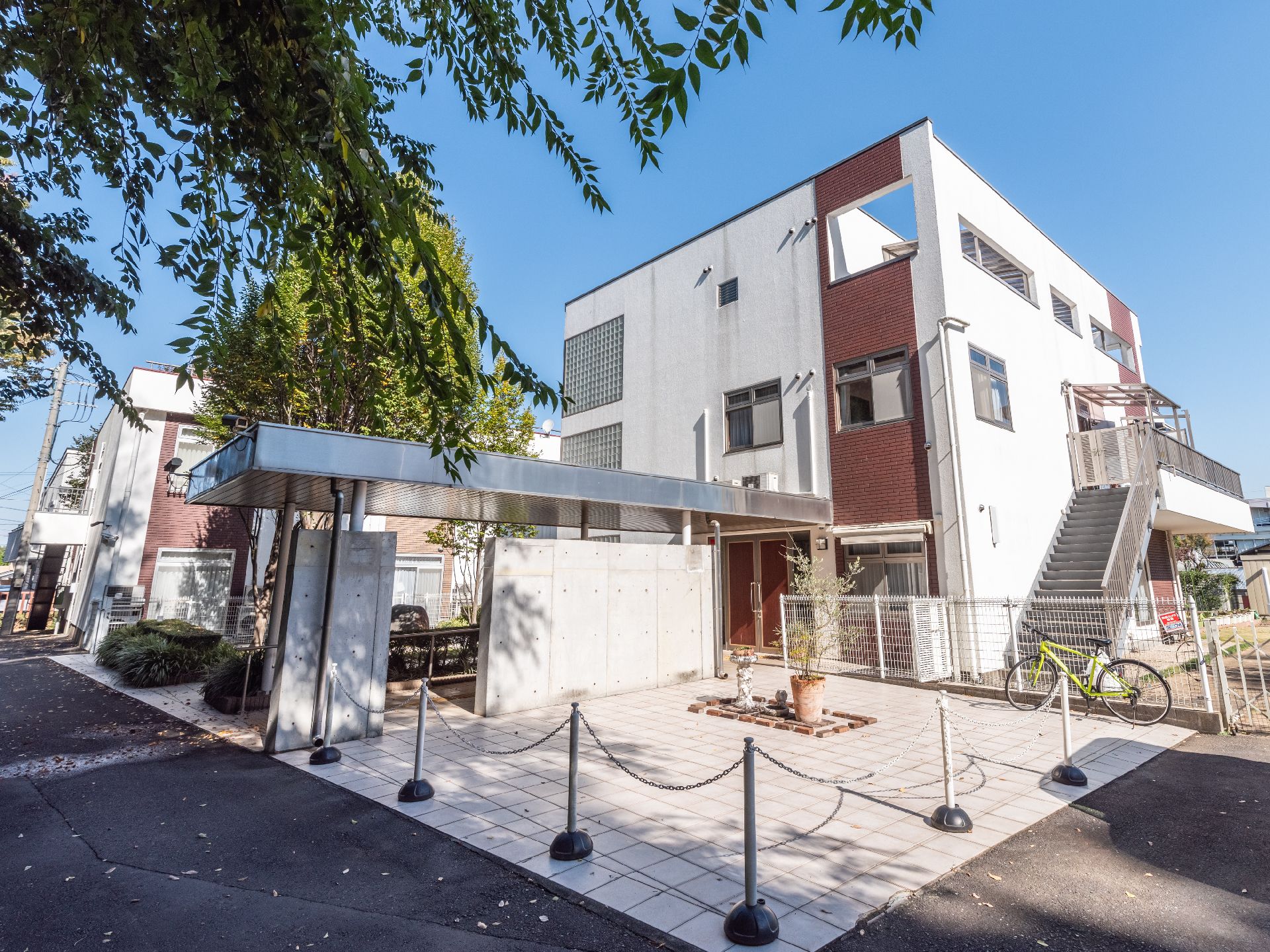 居室の窓の形がお洒落で、老人ホームとは思えないモダンな外観