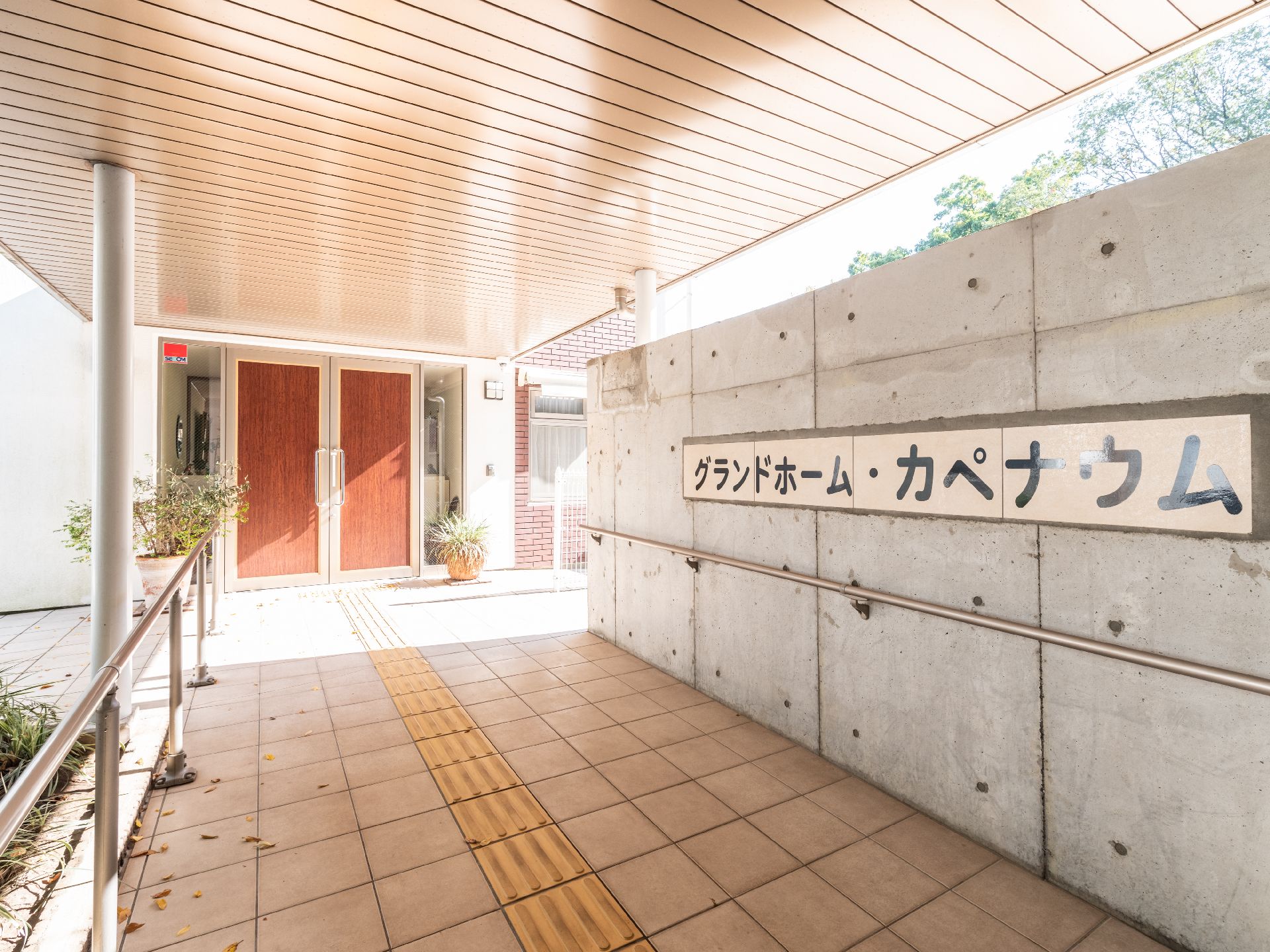 点字ブロックが設置されている共有スペース
