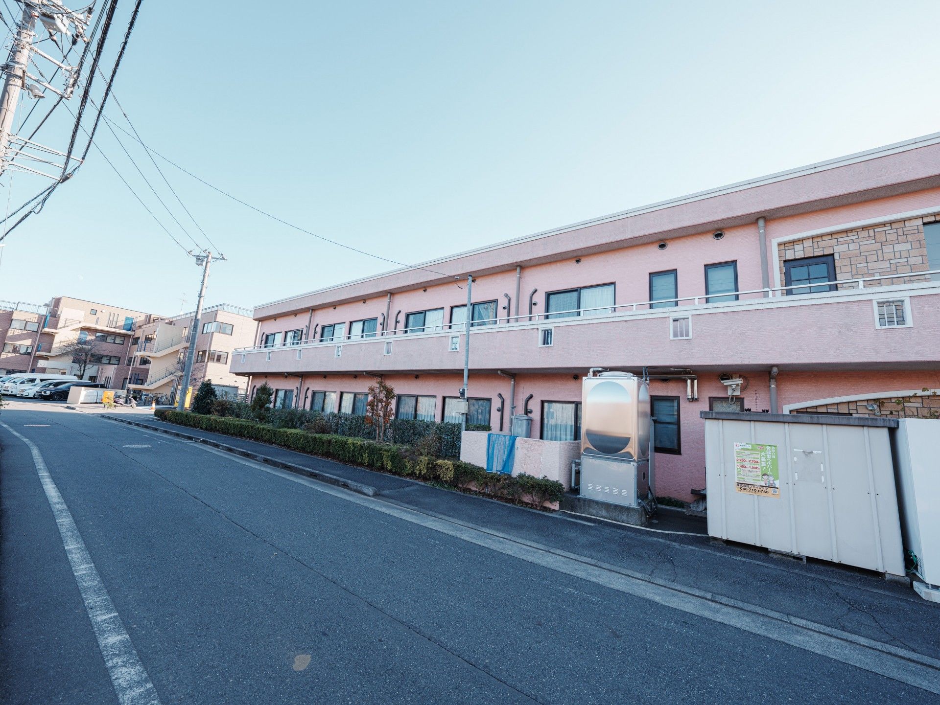 ピンク色の建物の外観