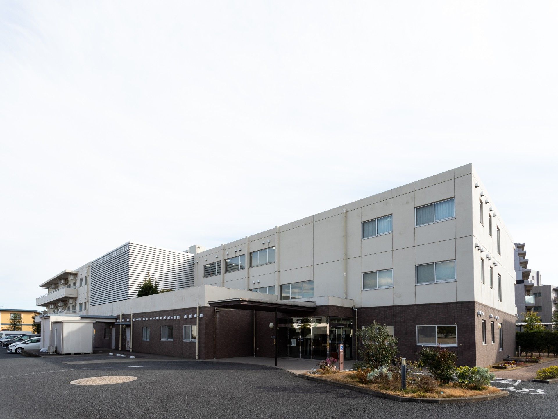 落ち着いた外観の建物
