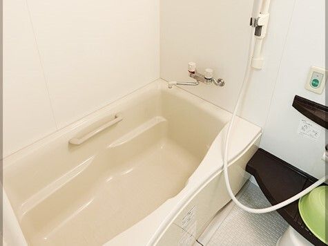 一人用の浴槽が設置されたよくしつには　シャワーが付き、グリーンの呼び出しボタンが付いている。