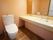 大きな洗面台とトイレがついている居室