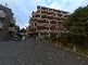 周囲の建物と道路の風景