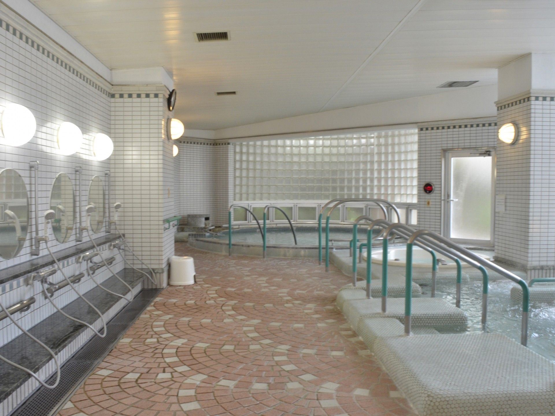 広々とした浴室