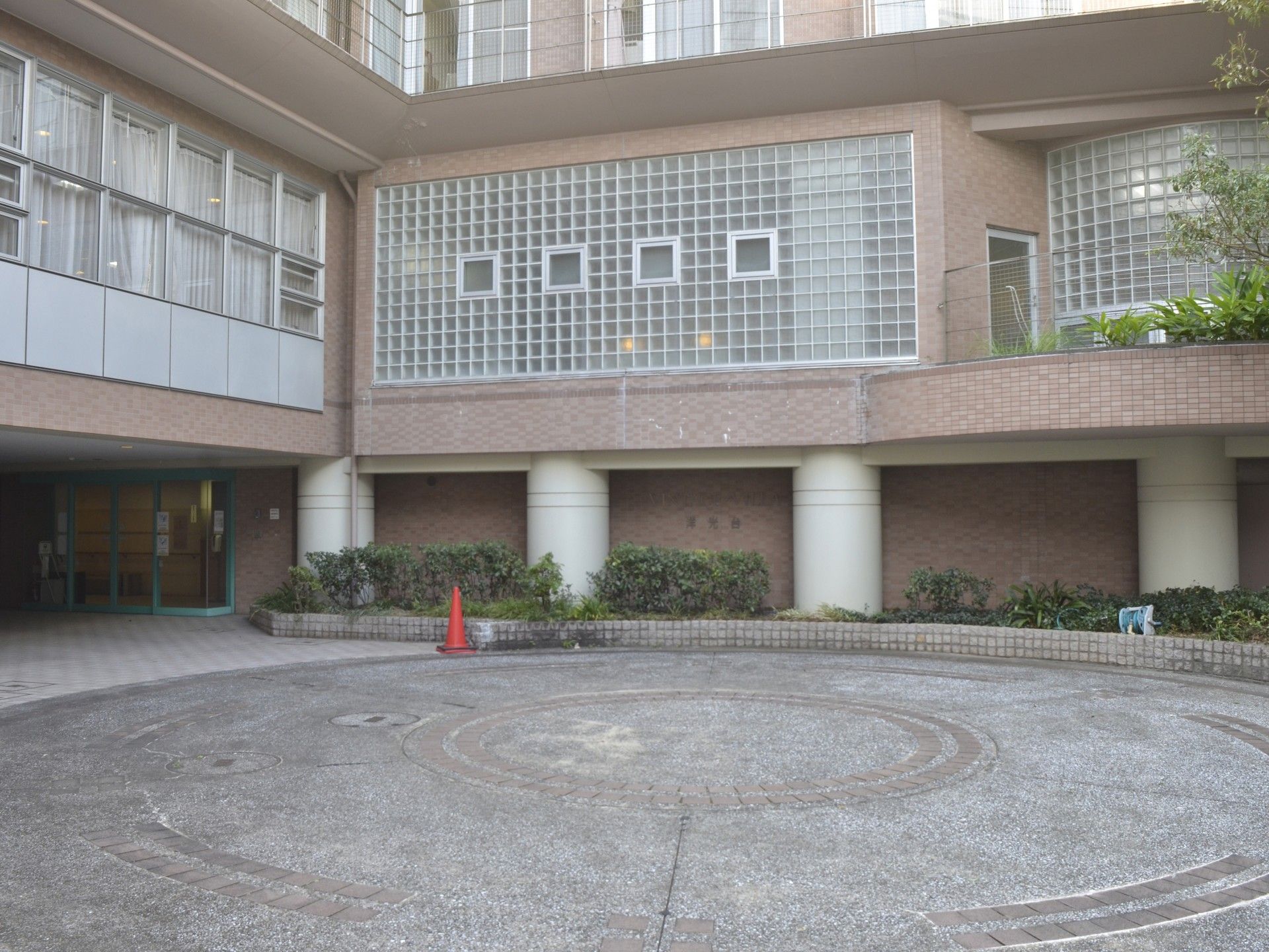 広場のある建物外観