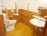 L字やはねあげ式の手すりが完備された介護用トイレである。広々としたスペースには、大きめなシンクの洗面台がある。
