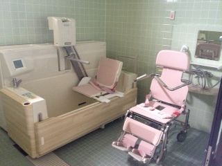 入浴が困難な方にも負担なく快適に、気持ちの良い時間を過ごしていただけるよう、最新の介護入浴機器が完備されている。