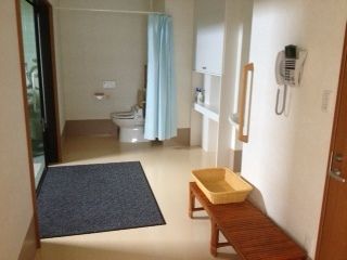 壁の色は白を基調としていて、明るい雰囲気の共有設備である。手すりや腰掛けがあるので、安心して利用できる。