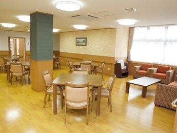 落ち着いた色調のリビングには、テーブル席とソファー席がある。入居者様の気分に合わせてご利用いただける。
