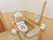 隅々まで掃除が行き届いた清潔感あふれる明るいトイレである。右横の壁には、温水洗浄用の操作パネルや呼出ボタンがある。