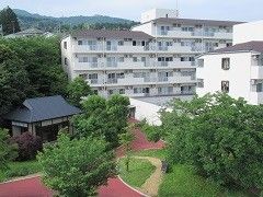 緑豊かな施設外観