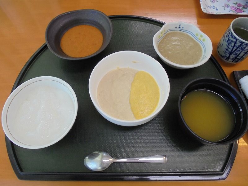 刺身の盛り合わせとかぼちゃの煮物、赤飯と汁物のセット