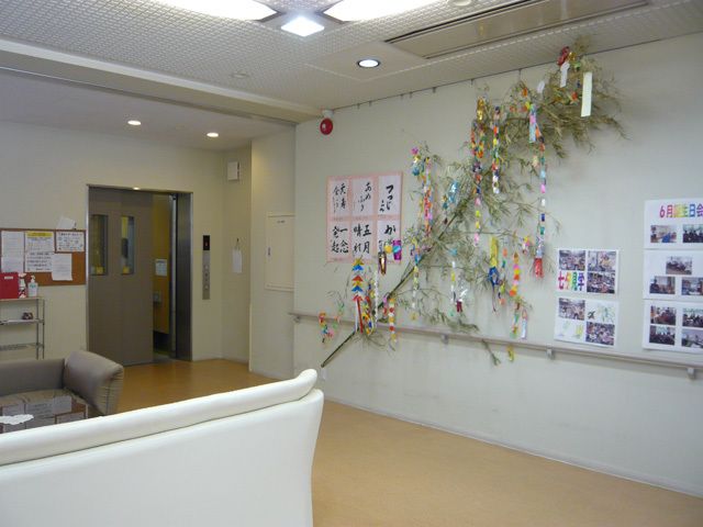 壁には手すりがあり、手すりに掴まりながら壁の写真や作品が眺められる。ホールには季節の飾りも行われる。