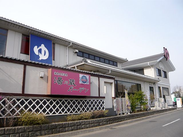 近隣には温泉施設があり、ご友人やご家族と、または入居者様と誘い合って入浴しに行くことができる。お湯につかった後には、外食もできる。