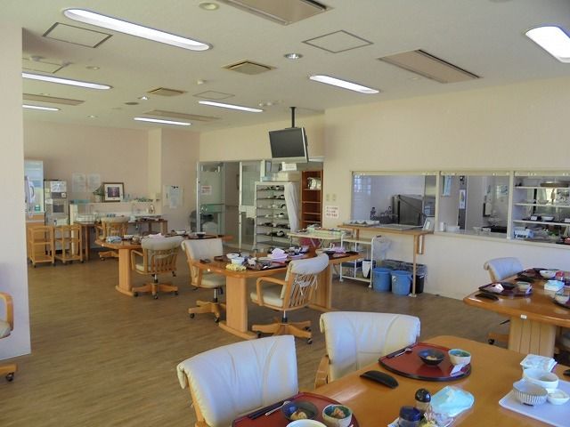 タイヤ付きの椅子は、背もたれやシートにクッションがあり、座面が左右に動かせる。また高さの調節ができるので、入居者様の身長に合わせられる。