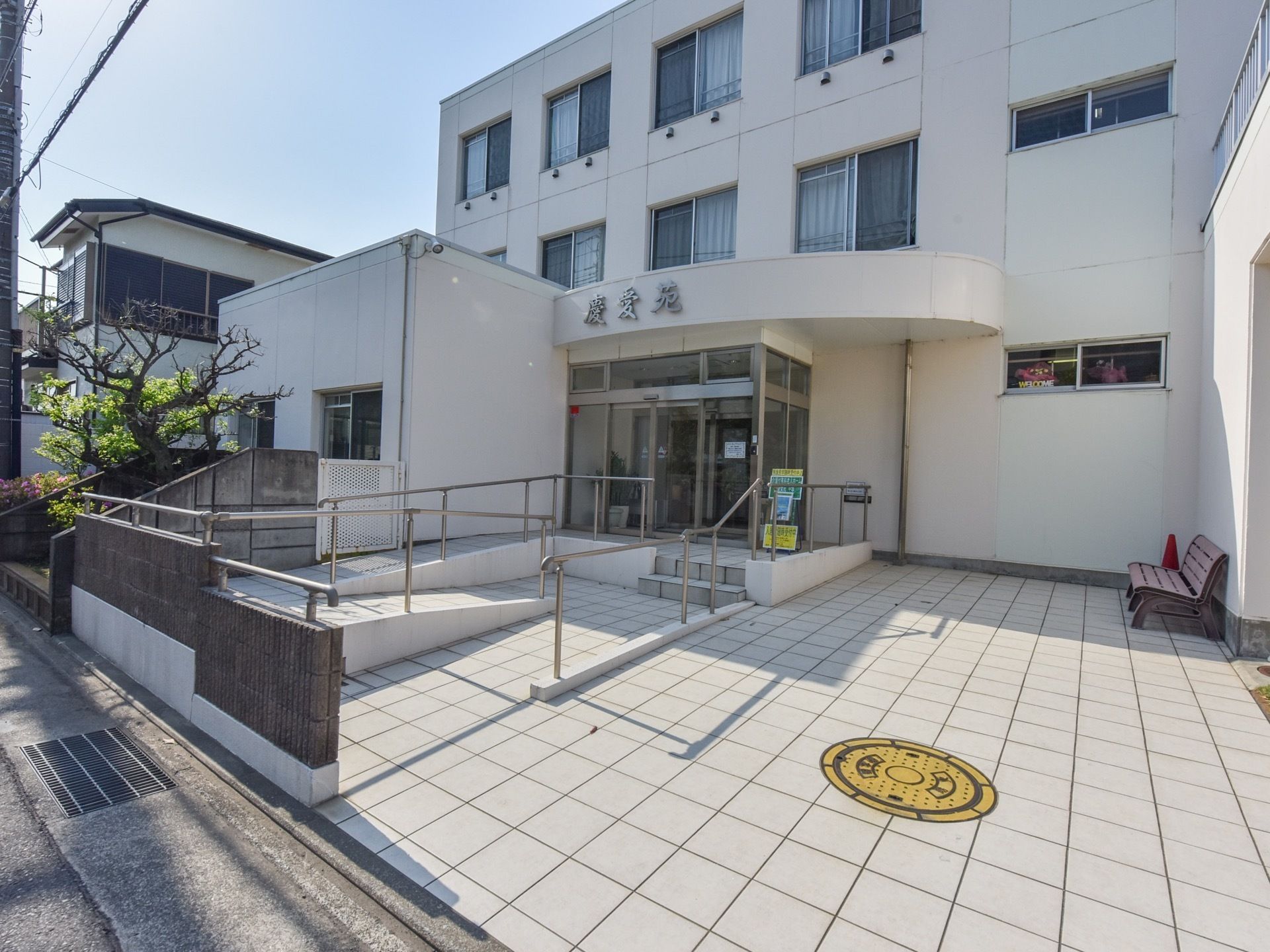 施設へは階段の他にスロープがある。足腰に不安がある方も、安心して出入りすることができる。入口の横にベンチが置いてある。