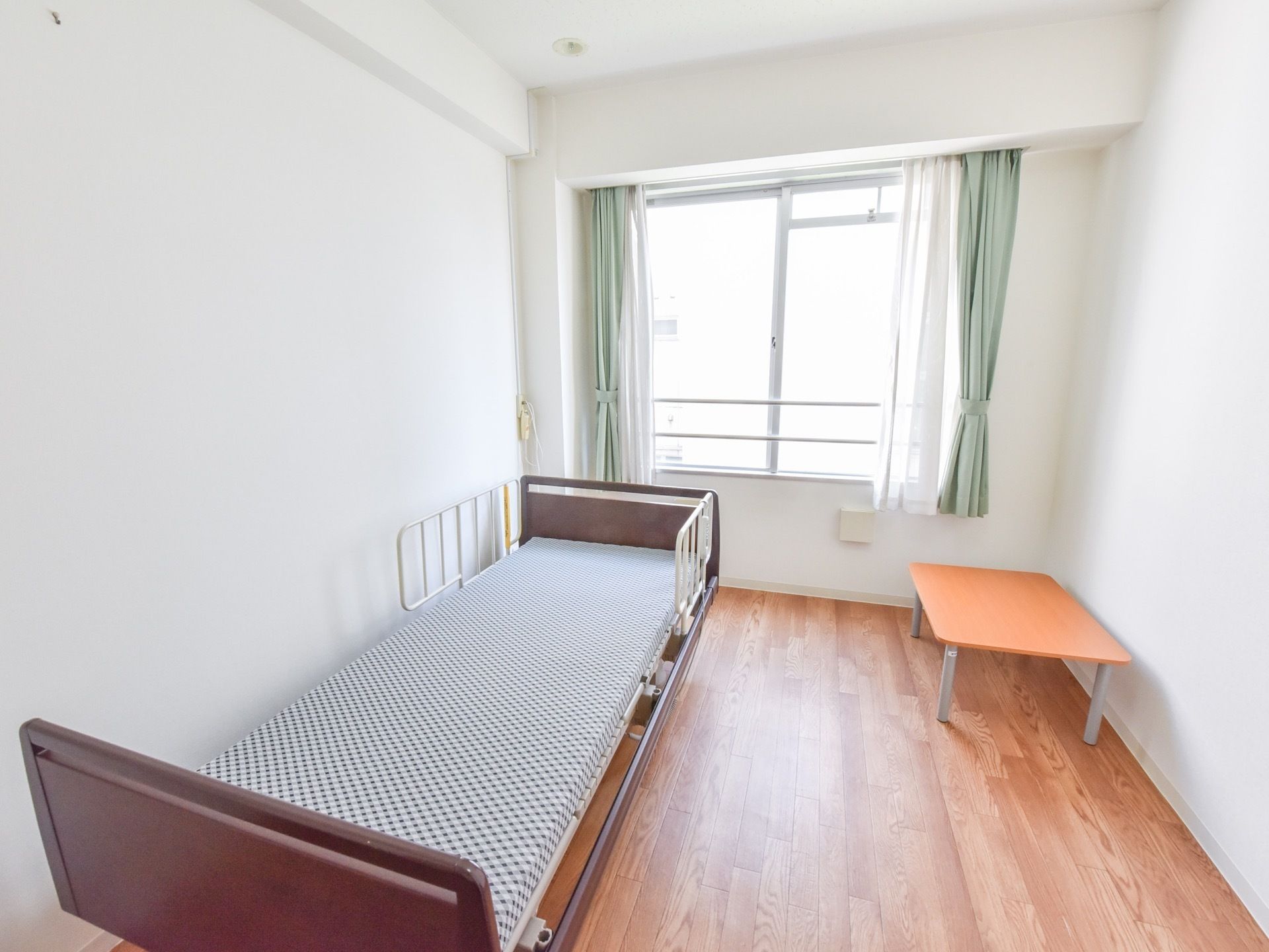 居室は全ての部屋に窓が取り付けられている。電動ベッドの頭上付近には緊急ボタンがあり、安心して部屋で過ごせる。