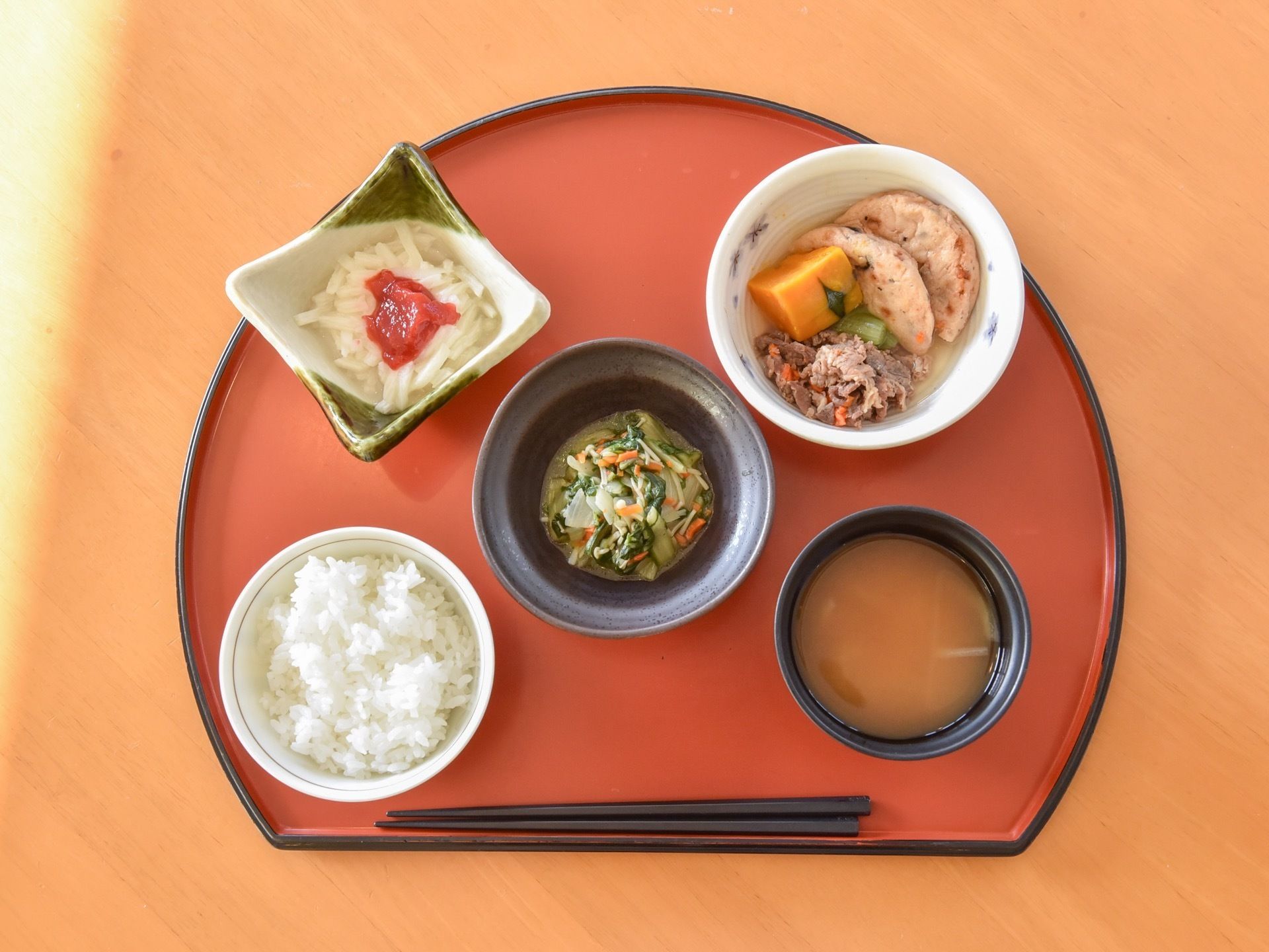 食事は品数豊富に、彩り良く目でも量でも満足できる。体の状態に合わせた調理方法で提供される。バラエティ豊かなメニュー。