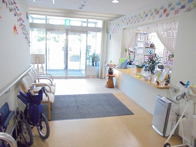 右側にスタッフステーション、中央に入り口が移っているエントランス周辺