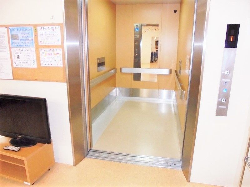 車いすが２台はいれるタイプの大きなエレベーターの様子。施設内の設備の写真