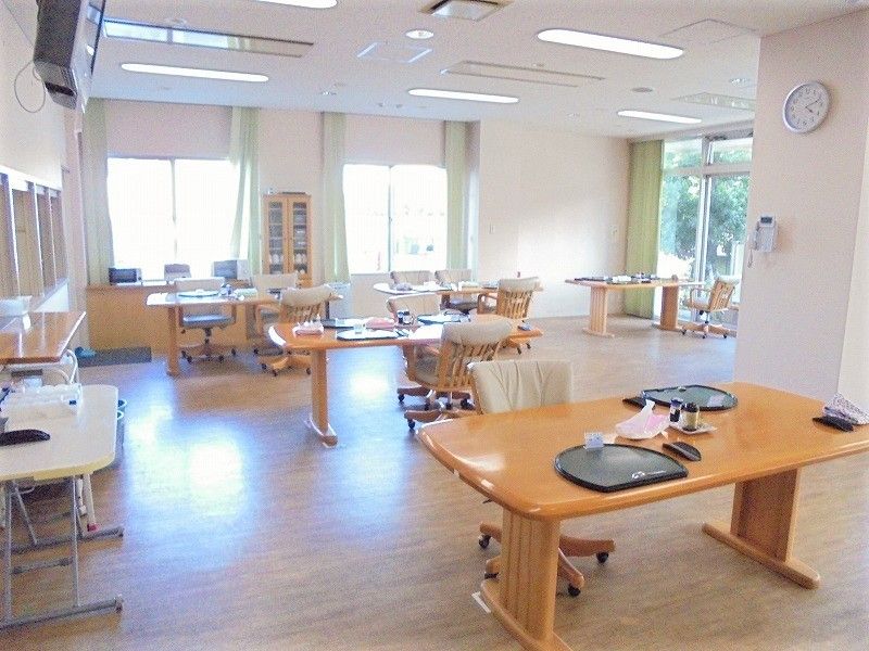 机が複数個並んでいる食堂の様子。車いすのまま席に就けるよう椅子が取り外してある