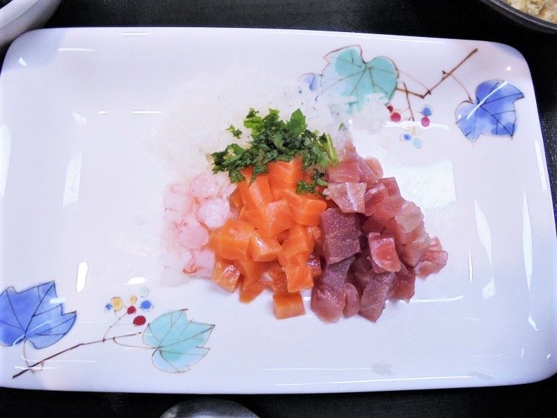 施設内の食事で出されている刻み職。生魚を刻んで小さくしたおかず