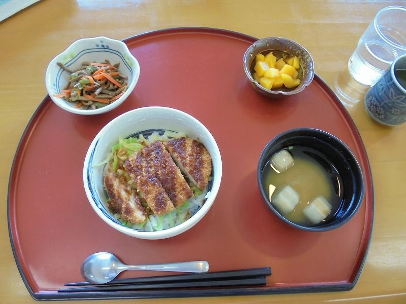 かつ丼と汁物、小さなおかずが並んでいるある日の昼食メニュー