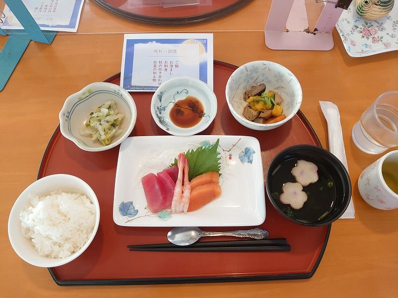 魚の煮付けとほうれん草のおひたしが付いた和食