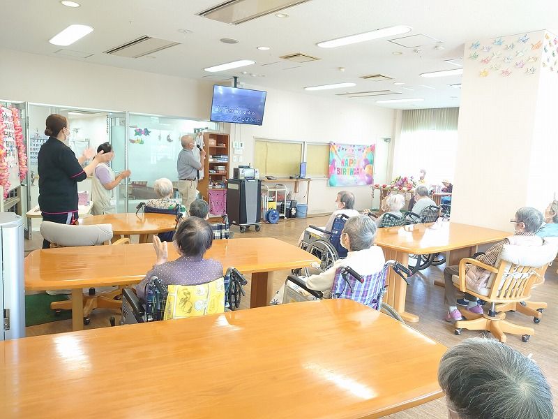 ホームでスタッフがお楽しみ会を企画している。季節ごとに、お祝いや祭りなどイベントを実施しており、入居者様が多数参加する。