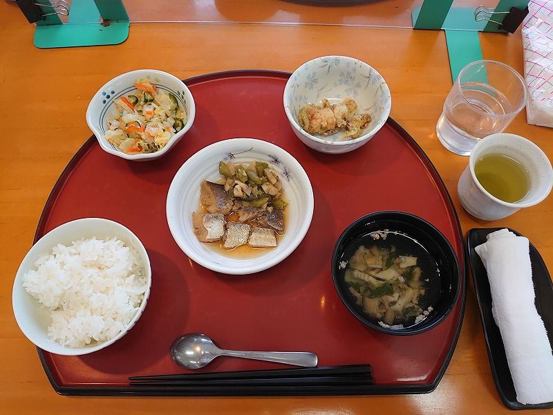 おかず、白米、お味噌汁や小鉢がついたボリュームのある食事がおぼんに並べられている。毎日３食、しっかりと食べられる。