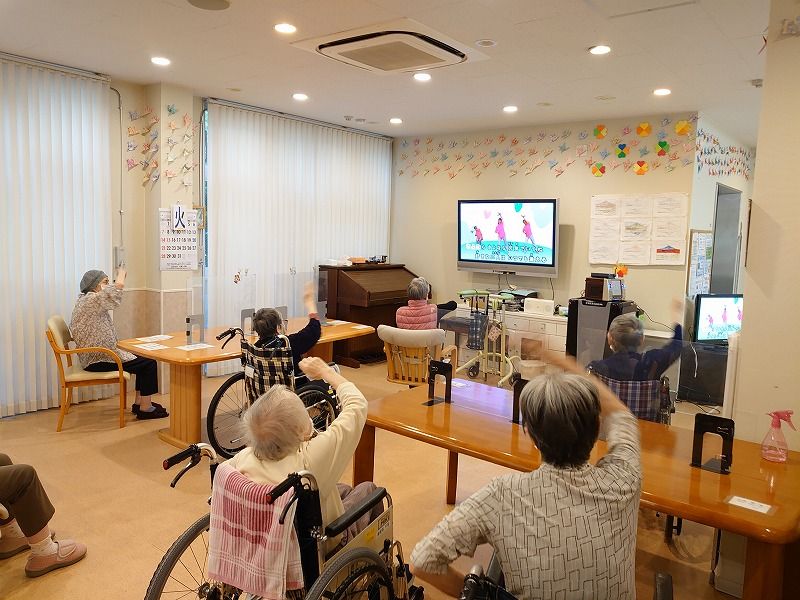 ホームには、ボランティアの方が音楽や物語を披露しにやってきてくれる。入居者様は共有スペースに集まり、レクリエーションに参加する。