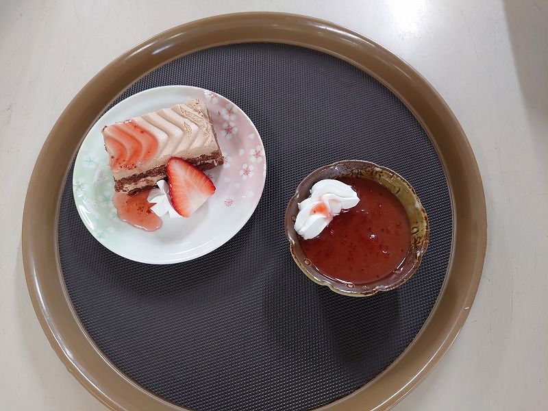笹の葉を添えた鮎菓子
