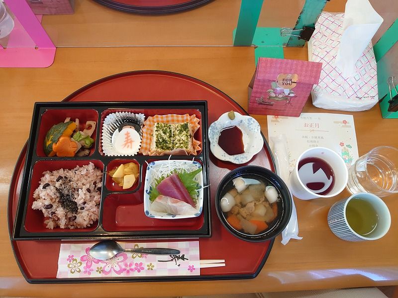 カツオとイカの刺身や、ご飯と味噌汁、柏餅やフルーツのデザートがセットになったメニュー