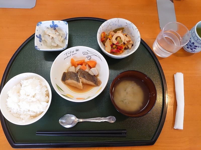 フルーツのデザートが付いた洋食メニュー