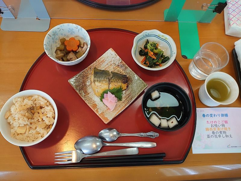 メロンのデザートが付いた、刺身の盛り合わせと赤飯と茶碗蒸しのセット