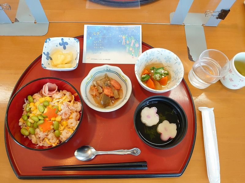 ゼリー状に固めて食べやすくした介護食