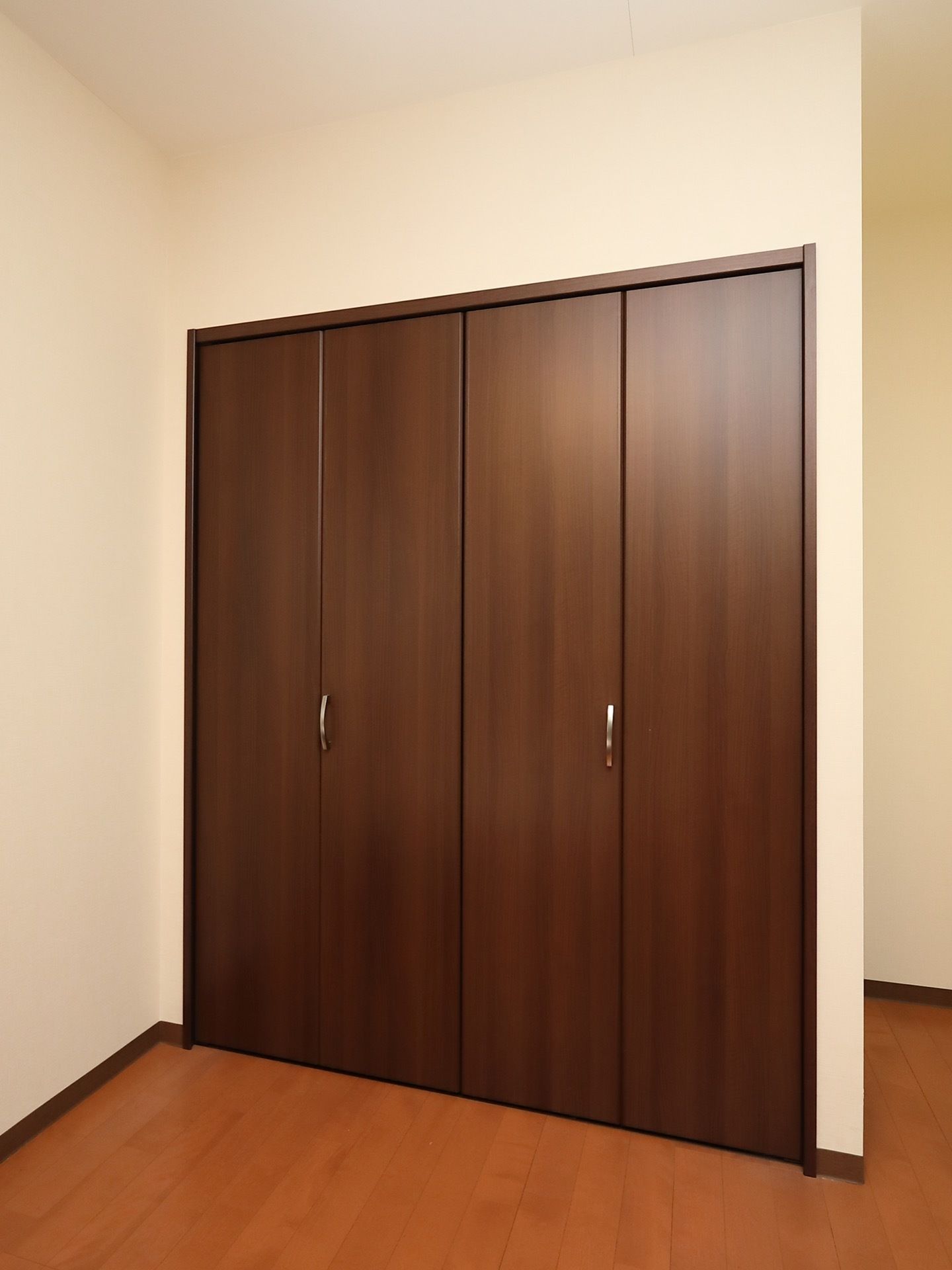 居室内に収納が完備されている。大きな木の扉で、２面ある。衣類や寝具など、たっぷりと入れて部屋を片つけておける。
