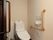 白を基調とした明るく清潔感のあるトイレである。最新型の温水洗浄便座や手すり、ナースコールが完備されている。