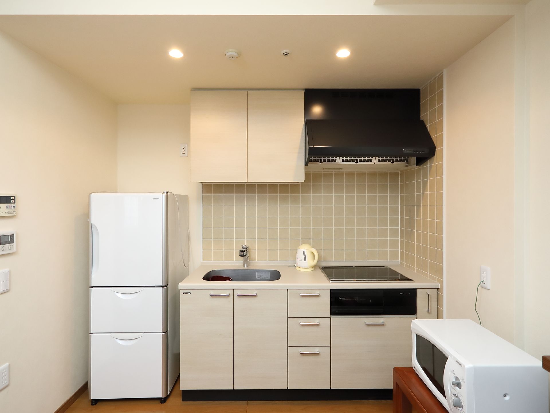 部屋の中にある小さ目のキッチンの様子。水回りを写した写真
