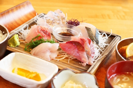 品数のそろった１食分のメニュー。施設で味わえる食事の一例