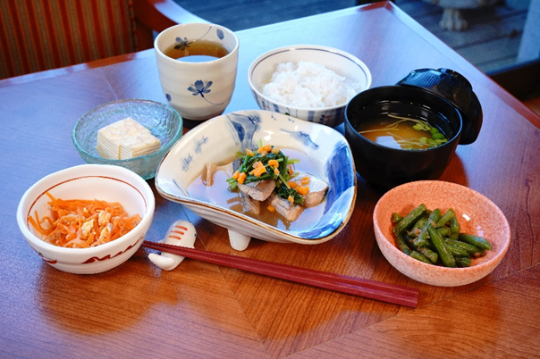彩り鮮やかな食事の様子。３品が並んでいる写真