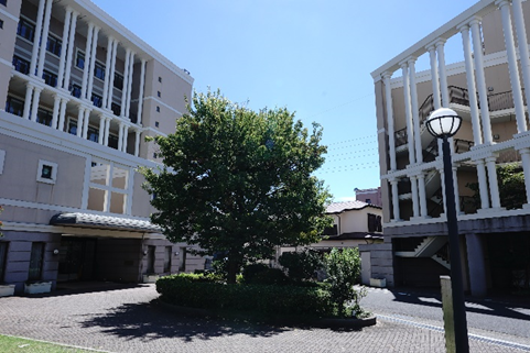 アイボリーの外壁と、おしゃれなデザインの外観が特徴的である。ホテルのような高級感ある建物となっている。
