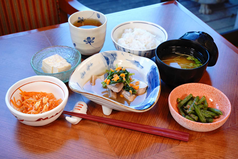 ソーセージや、パンとスープとサラダ、バナナのデザートが付いた洋食