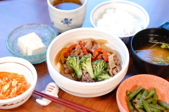 パンやスープ、野菜などがそろっているバランスの良い朝食の様子