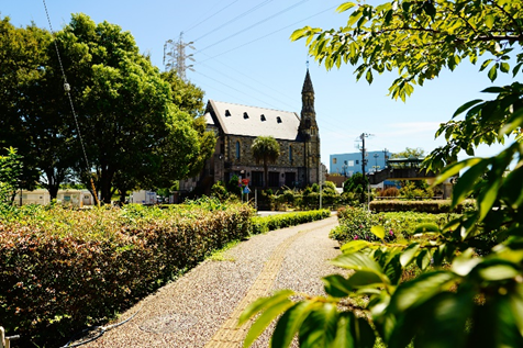川幅の広い川と、川岸に建ち並ぶ教会や住宅街などを望む景色